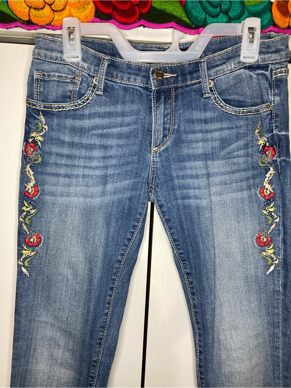 DRIFTWOOD Boho  Festival Western Heavily Embroidered Blue Jeans EUC Size 28